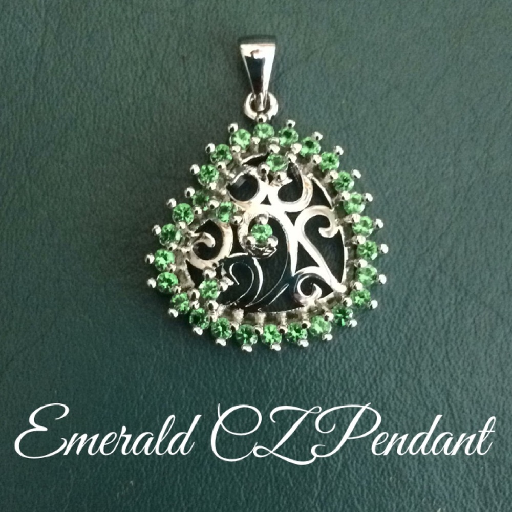 💕💕LOVELY EMERALD PENDANT💕💕